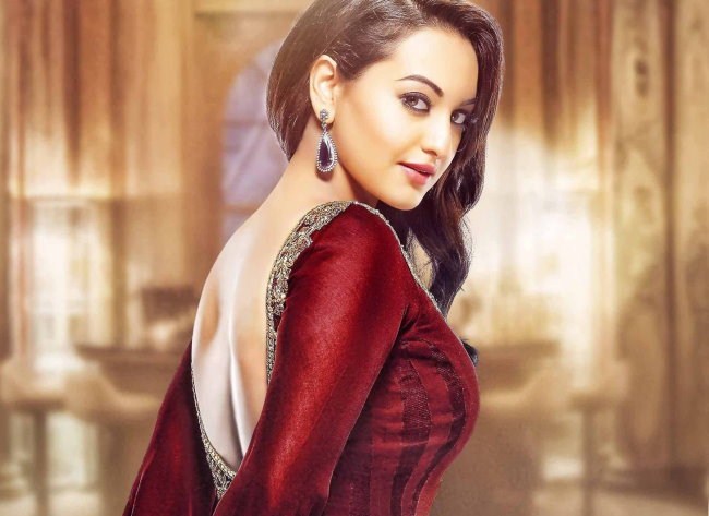 Sexy Sonakshi Sinha Knows How to Take a Picture (41 Photos) 56