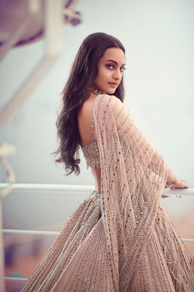 Sexy Sonakshi Sinha Knows How to Take a Picture (41 Photos) 19