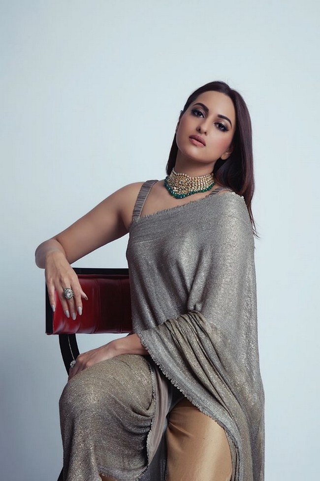 Sexy Sonakshi Sinha Knows How to Take a Picture (41 Photos) 21