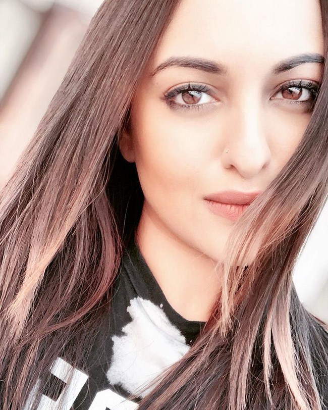 Sexy Sonakshi Sinha Knows How to Take a Picture (41 Photos) 23