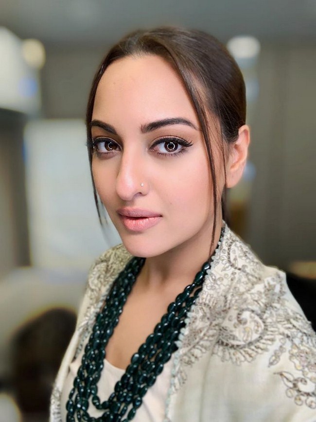 Sexy Sonakshi Sinha Knows How to Take a Picture (41 Photos) 66