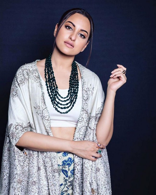 Sexy Sonakshi Sinha Knows How to Take a Picture (41 Photos) 27