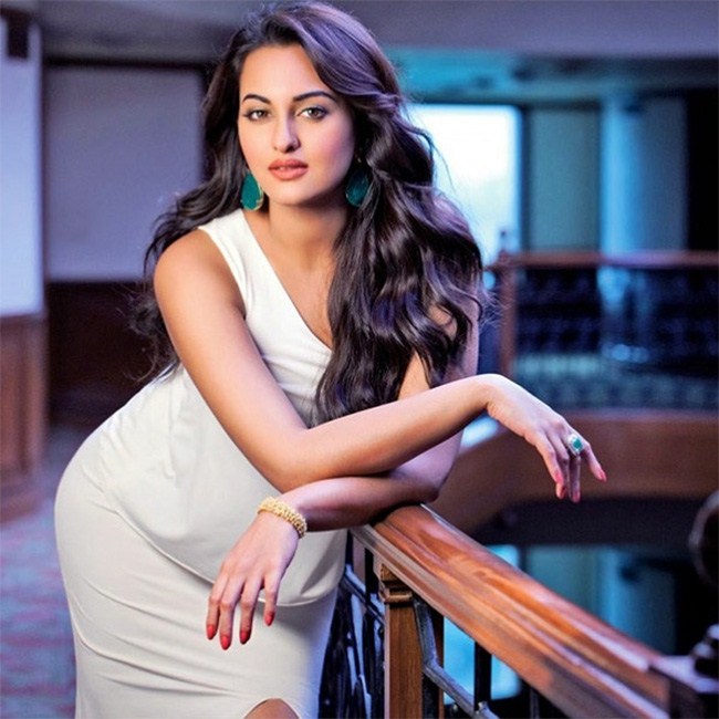 Sexy Sonakshi Sinha Knows How to Take a Picture (41 Photos) 28