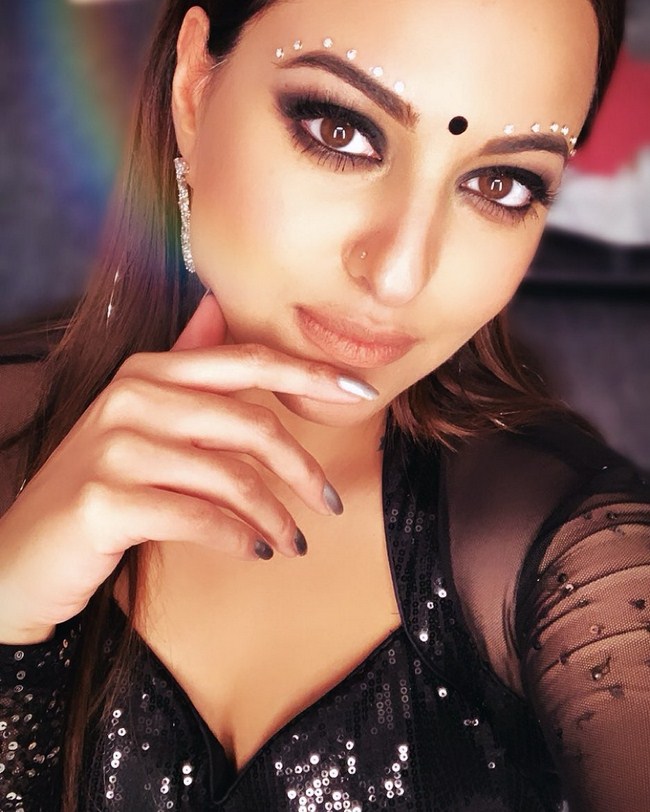 Sexy Sonakshi Sinha Knows How to Take a Picture (41 Photos) 30