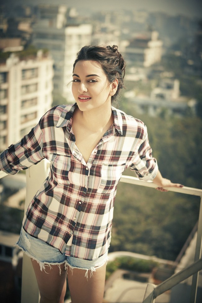 Sexy Sonakshi Sinha Knows How to Take a Picture (41 Photos) 78