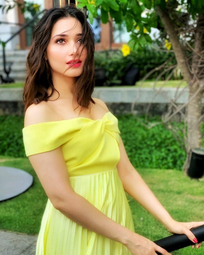 Sexy Tamannaah Knows How to Take a Photo (46 Photos) 283