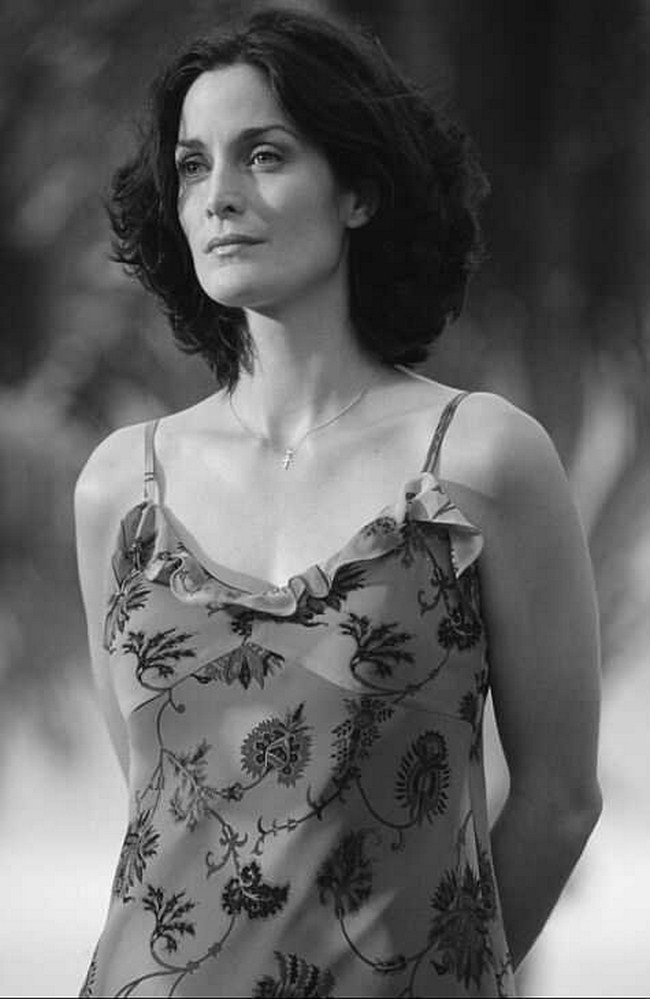 Sexy Carrie-Anne Moss is Hot in Every Reality (43 Photos) 32