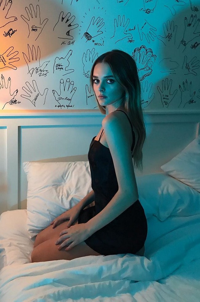 Sexy Charlotte Lawrence is Firey (46 Photos) 25
