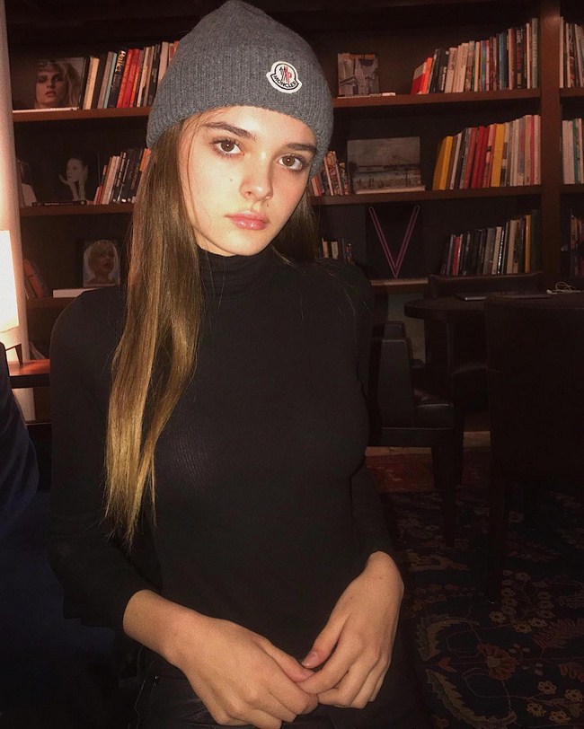 Sexy Charlotte Lawrence is Firey (46 Photos) 79