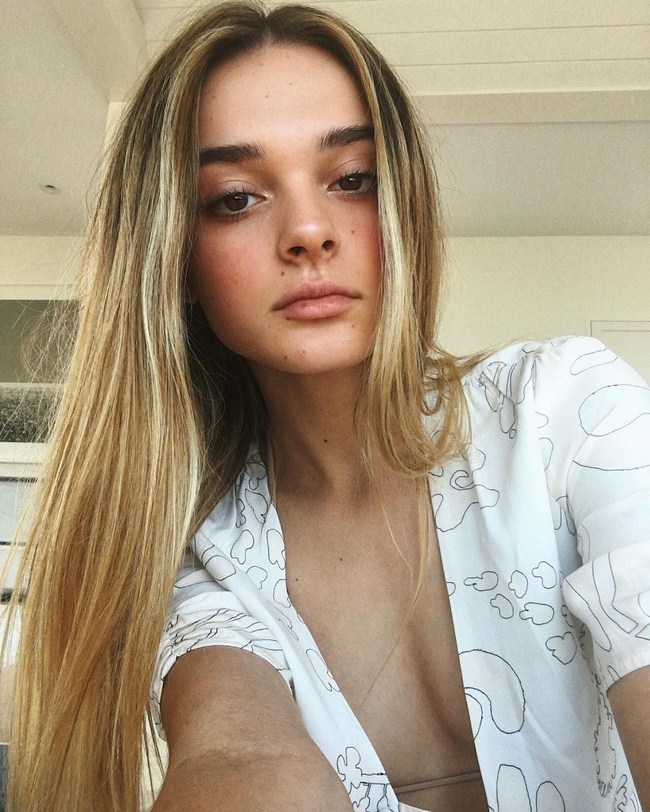 Sexy Charlotte Lawrence is Firey (46 Photos) 85