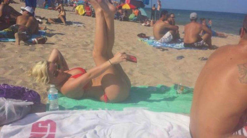 12 Of The Most Embarrassing Beach Photos You Just Can’t Unsee – Bikini Edition! 2