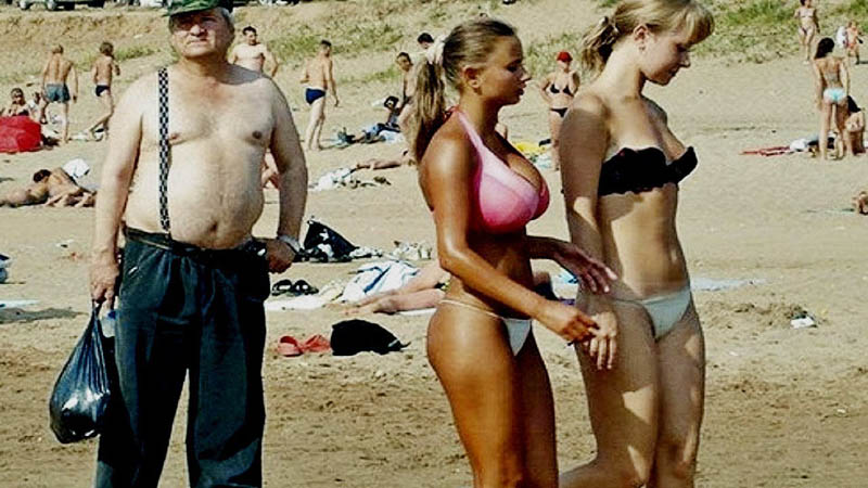 12 Beach Photobomb Experts Who Have Reached level 100 2