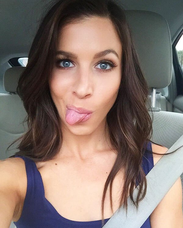 30+ Sexy Girls Show Their Tongues 16