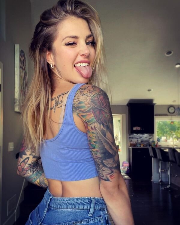 30+ Sexy Girls Show Their Tongues 22