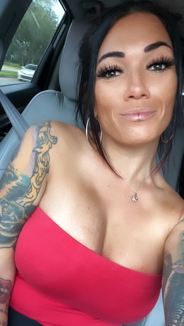 30 Hottest Car Selfies Around The Net 19