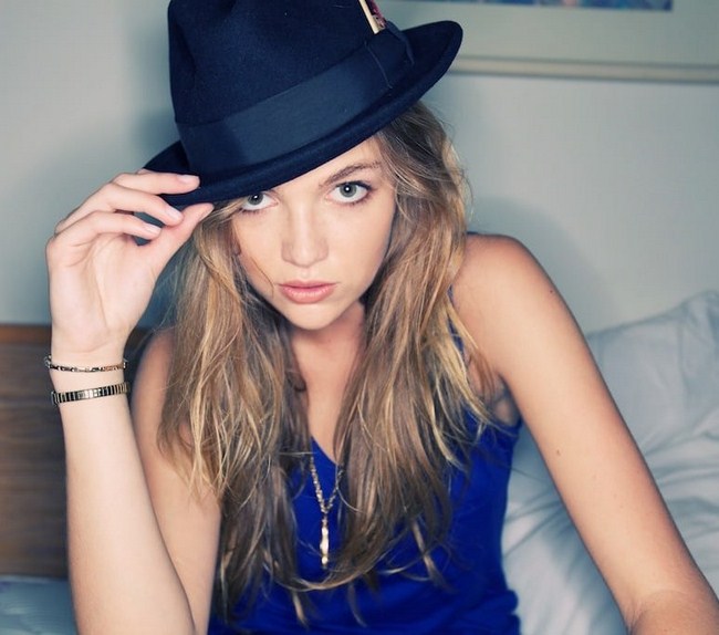 Lili Simmons sexiest pictures from her hottest photo shoots. (38)