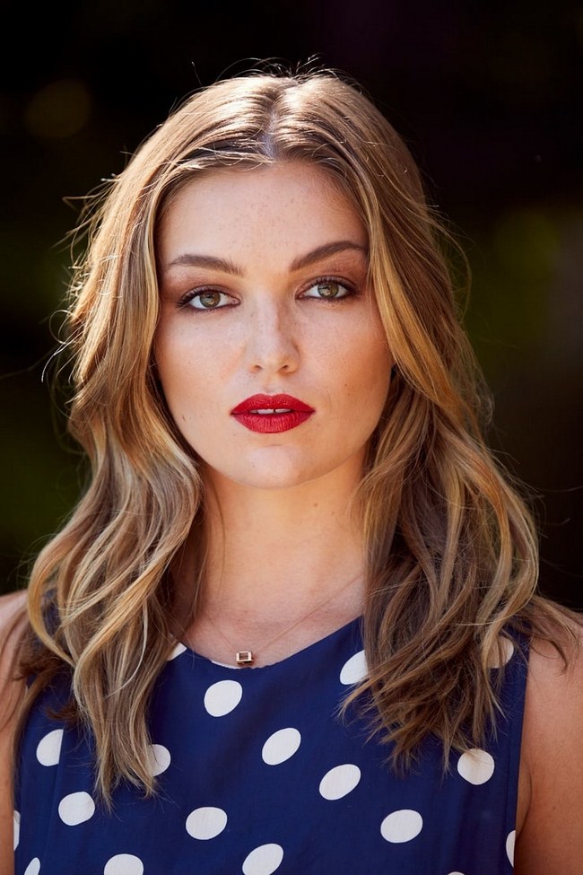 Lili Simmons sexiest pictures from her hottest photo shoots. (34)