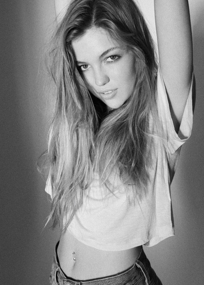 Lili Simmons sexiest pictures from her hottest photo shoots. (27)