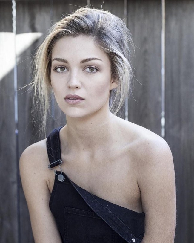 Lili Simmons sexiest pictures from her hottest photo shoots. (3)