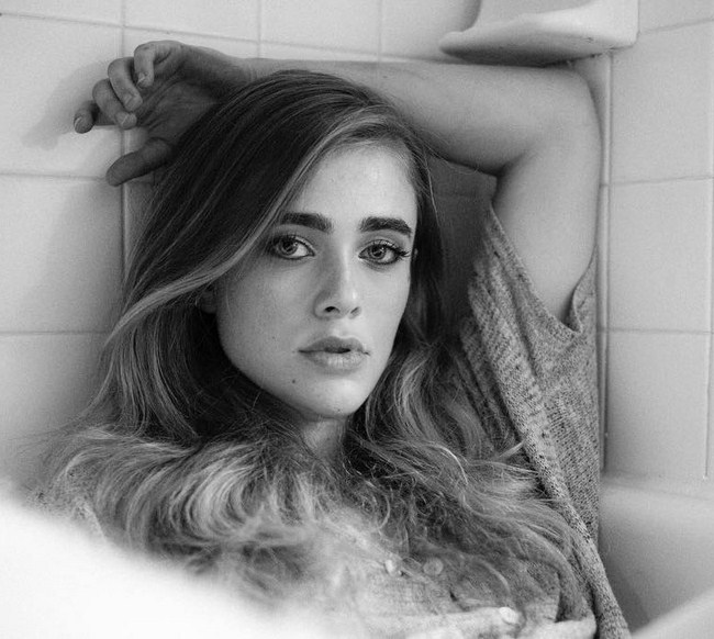 Melissa Roxburgh sexiest pictures from her hottest photo shoots. (31)