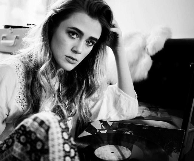 Melissa Roxburgh sexiest pictures from her hottest photo shoots. (24)