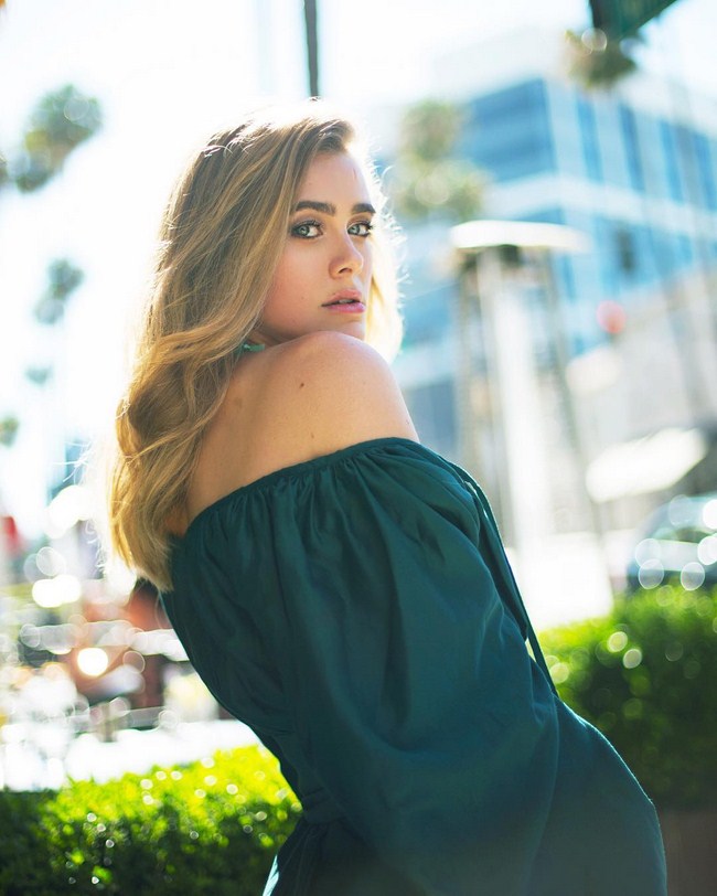 Melissa Roxburgh sexiest pictures from her hottest photo shoots. (15)