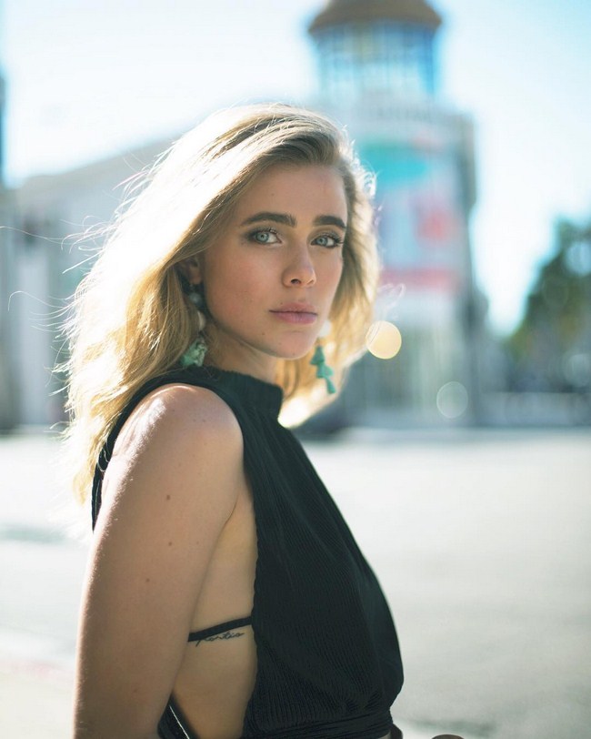 Melissa Roxburgh sexiest pictures from her hottest photo shoots. (13)