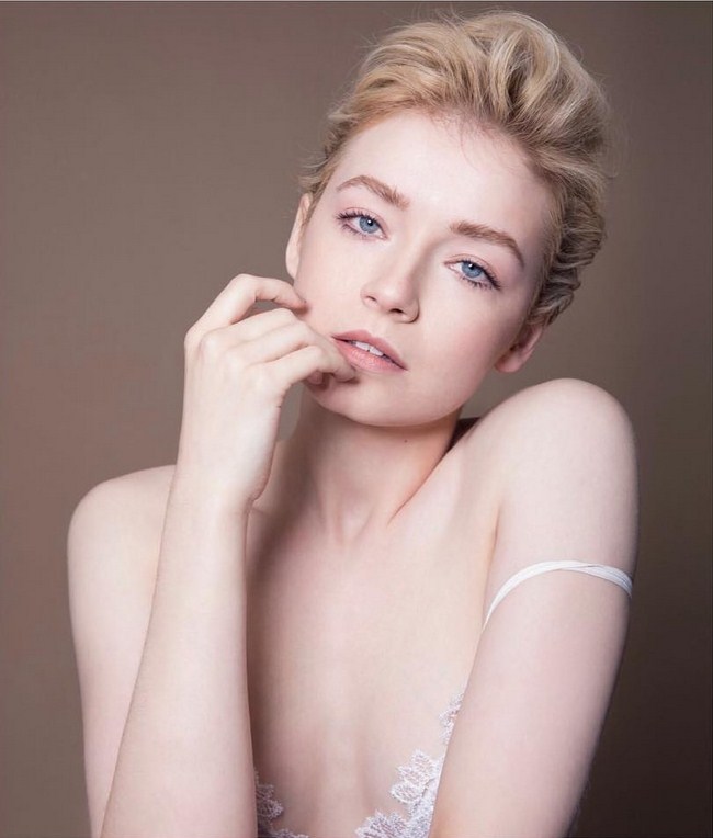 Sarah Bolger sexiest pictures from her hottest photo shoots. (30)