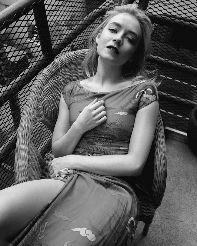 Sarah Bolger sexiest pictures from her hottest photo shoots. (22)