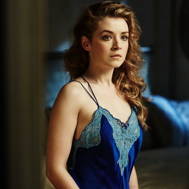 Sarah Bolger sexiest pictures from her hottest photo shoots. (2)