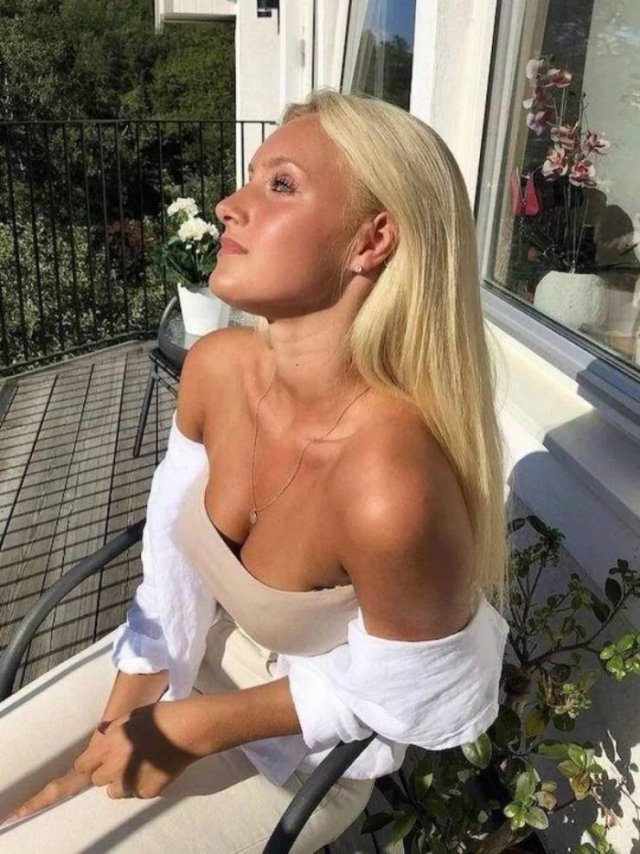 46 Hot And Braless Girls 28