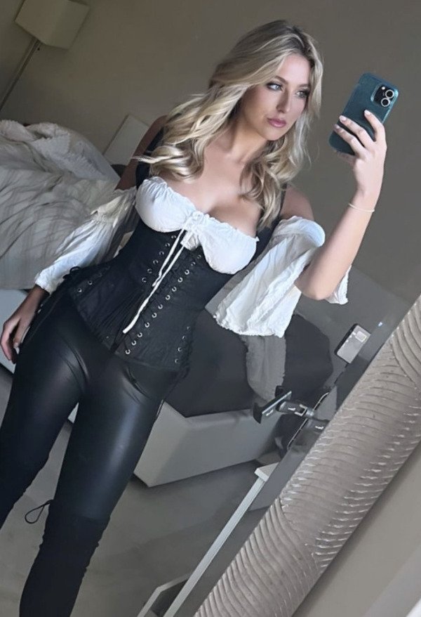 28 Sexy Girls In Corsets 25