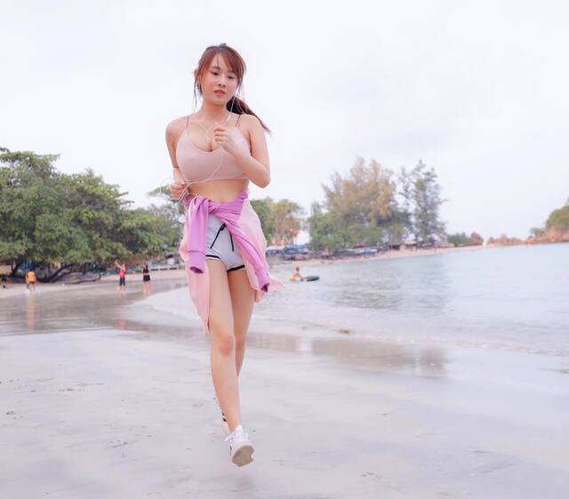 Munkaw Chaos, Thai Popular and Busty Beauty 