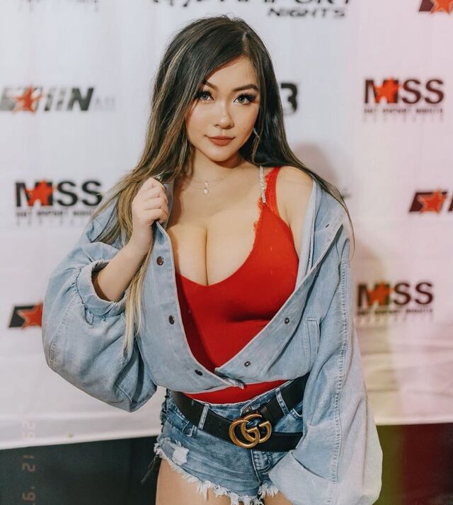 Vicki Li, Busty Instagram Star from China