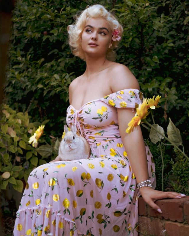 Stefania Ferrario, an Australian plus size model shows her charm to the world 