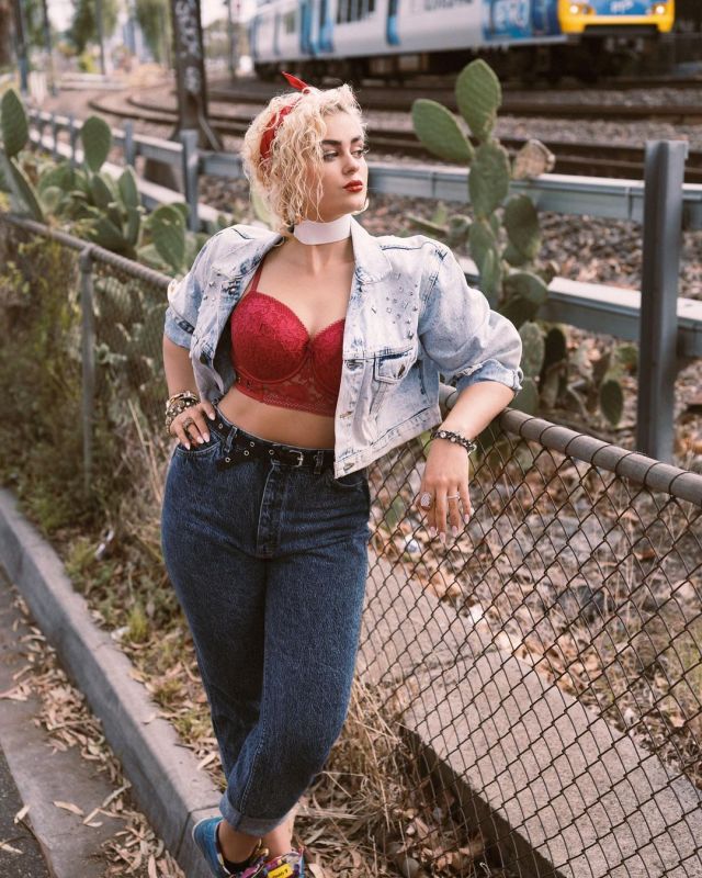 Stefania Ferrario, an Australian plus size model shows her charm to the world 