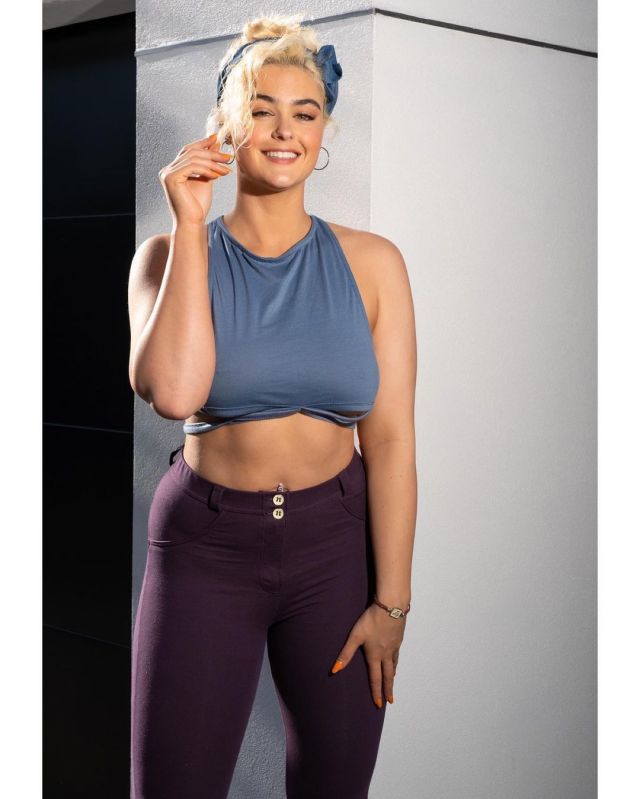 Stefania Ferrario, an Australian plus size model shows her charm to the world 