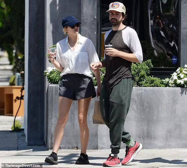 Donning In Shorts Wanda Actress Was Seen With Husband Robbie 13