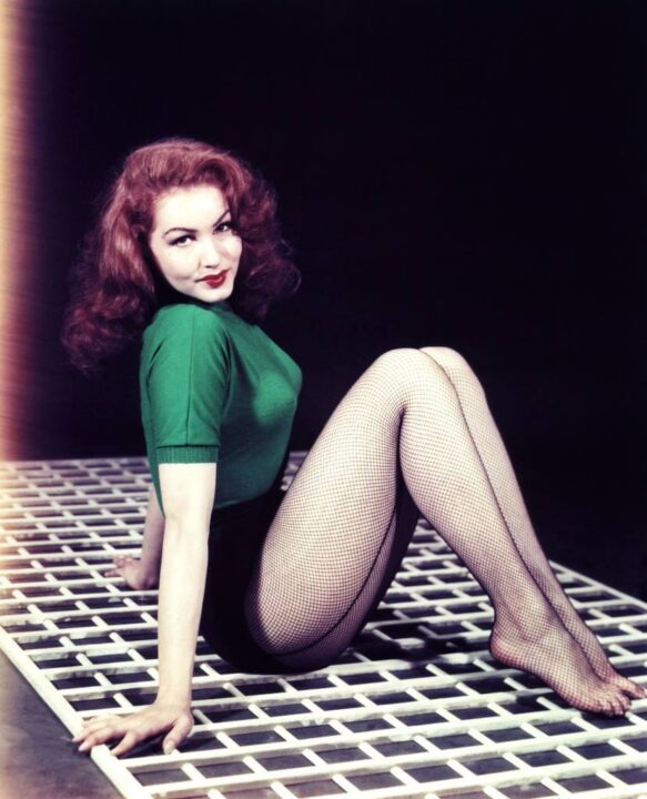 Hot & Beautiful Photos Of Julie Newmar From The 1950-60s 10